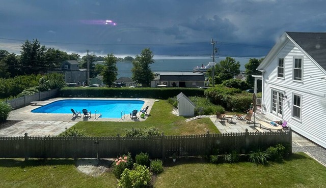 New - Cozy Cape on Peaks Island overlooking Casco Bay and Portland skyline