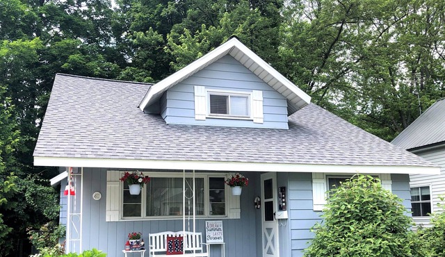 NEW Cute Cottage Walk to Beach/Downtown Ludington