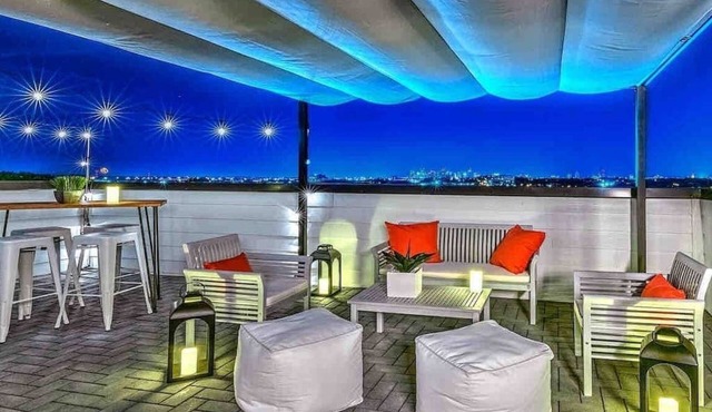 New Downtown Skyline Views 13 Beds! Rooftop Deck!
