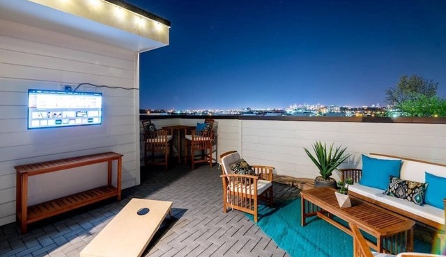 New Downtown Skyline Views Rooftop Deck 13 Beds!