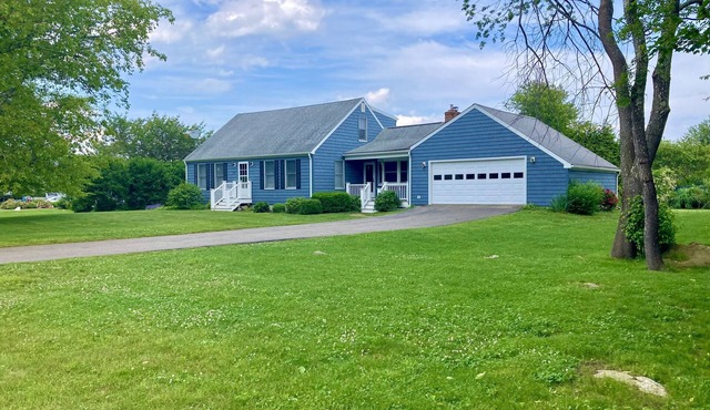 New England Beach House - 10 min walk from the beach!