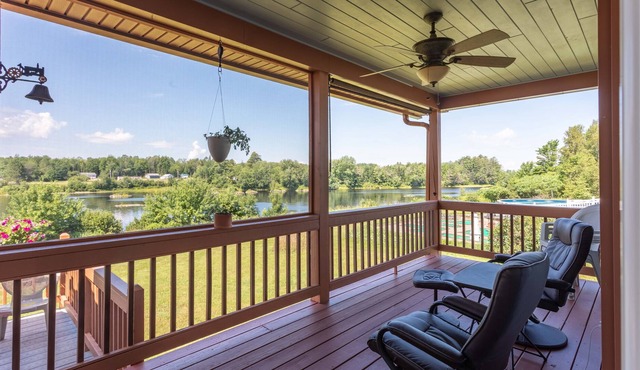 NEW! Howland House Escape w/Deck , Yard & River Frontage