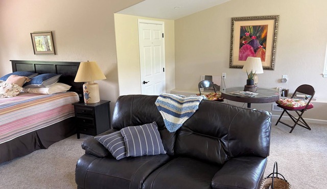 New large 1-bedroom loft room for up to 4 in charming Wray. Family welcome. Nice