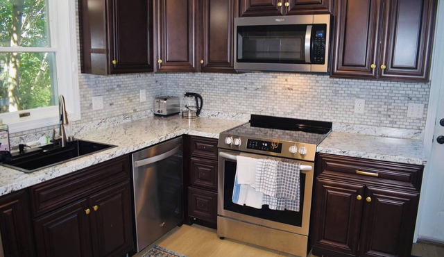 NEW LISTING! 2-bedroom house in Portland FREE parking. 5 Min to downtown.