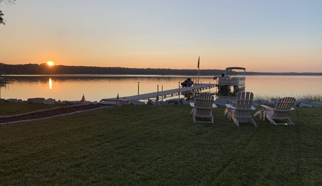 New Listing! 2BR Waterfront Modernized Cottage on Clark Lake
