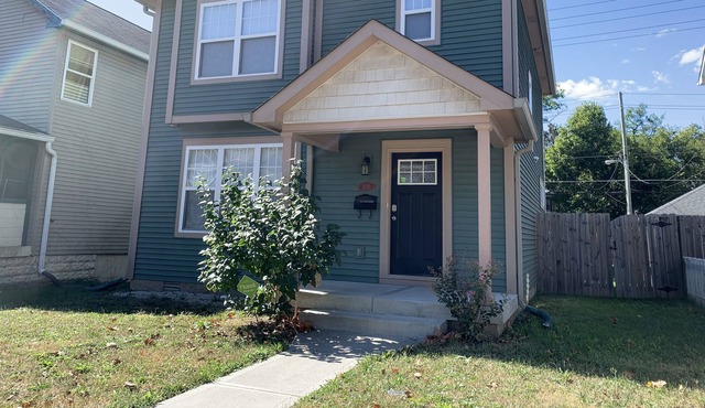 NEW LISTING, Sleeps 10! Newly Built, Super Clean, less than 10 min to Downtown!