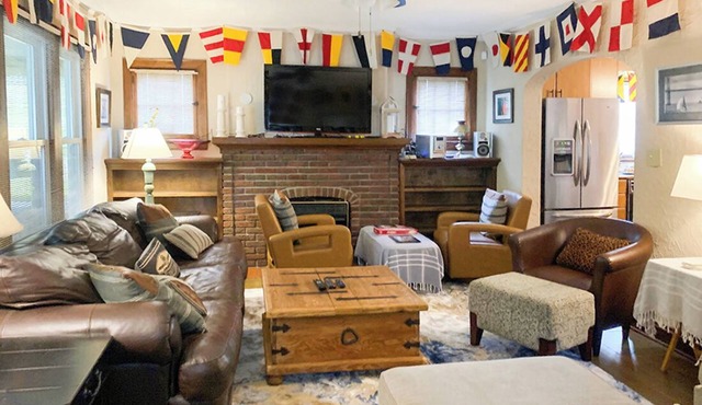 New! Mins to waterfrnt, dwntwn Sandusky OH, 4 bdrmQn+sofa bed+dogs ok, slps 10