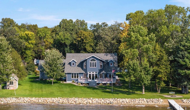 New! Open for Ice Fishing Extravaganza weekend! Spacious lake cabin with 9 beds