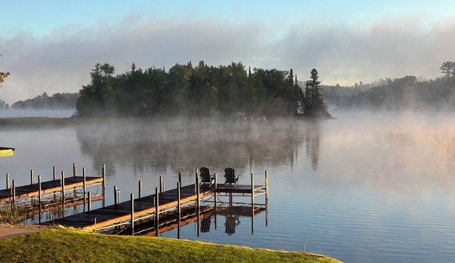 New Peaceful Retreat/Frazer Bay w/2 bedrooms 1 bath, 2 docks, fits 3 boats, wifi