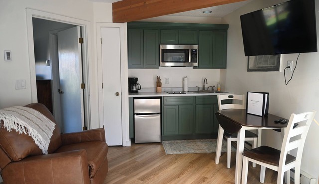 New rental! Schuss. Walk to slopes sleeps 4, walk to slopes, Renovated kitchen,