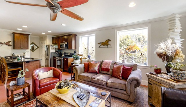 New South Portland Cottage, 10 Minutes to Downtown, Great for Entertaining