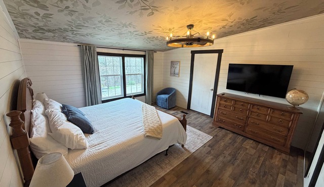 NEW! Spacious Farmhouse Cabin, 30 acres w/Firepit, Pond, Waterfall, Trails