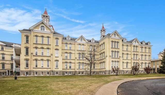 NEW - The Vino Vista Retreat - A Historical stay in Traverse City, MI