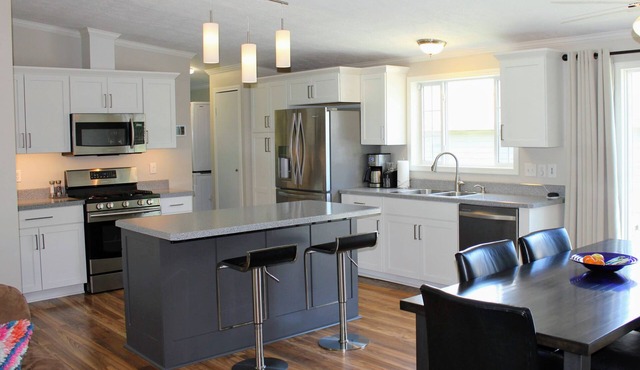 New VRBO - 2BA 3BR solar house & rec garage; 1 block to Main St