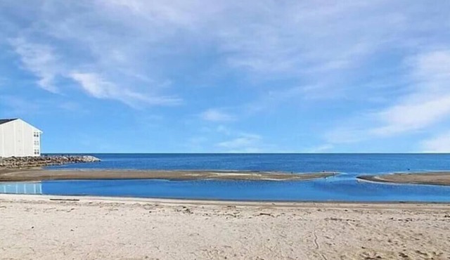 NEW Waterfront Condo-Beach, Pool, Hot Tub, Jet Exp