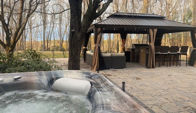 New Years & Christmas Getaway - 10 Bedroom Mansion for Large Families Seeking Luxury Hottub, Theater