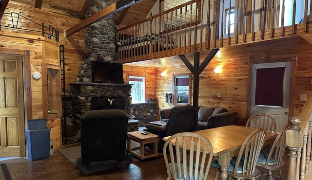 Newark Bunkhouse, Rustic cabin getaway. Close to Island Pond and Burke Mountain.