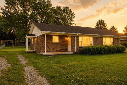 Newly Remodeled Cozy Home Minutes to Downtown-Family Friendly