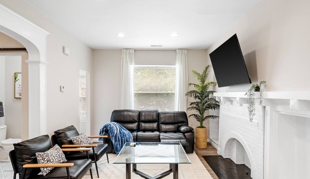 Newly Remodeled/King Bed Oasis/Wash-U & Clayton