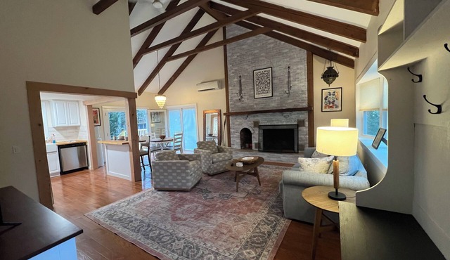 Newly renovated 3BR house, FREE CAR with beach sticker, pet friendly, sleeps 10.