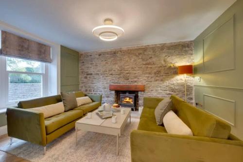 Newly renovated 4 Bedroom Cottage with Wood Burner