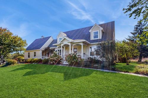 Newly Renovated Charming House with Cozy Fireplace & Outdoor Entertainment Areas