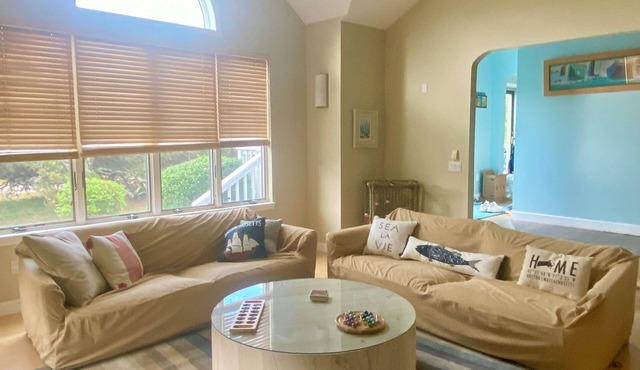 NEWLY RENOVATED, LARGE, SERENE, SUNNY HOME ON PRIVATE ROAD