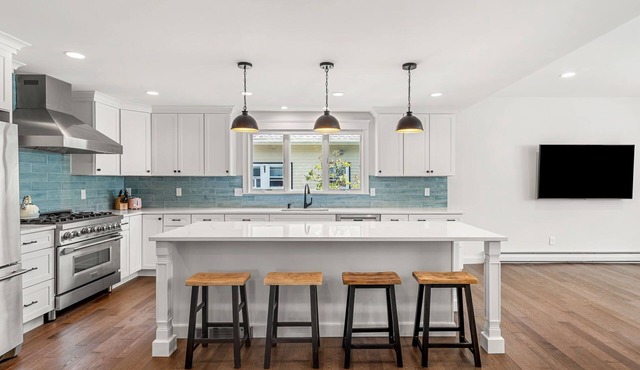 Newly Renovated Luxury 5BR Home + Office, Walk to Beach & Town