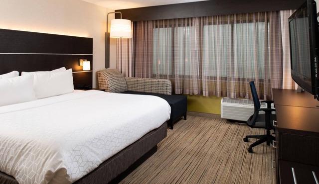 Newly Renovated & Modern Room with Quiet Atmosphere Perfect for Couples