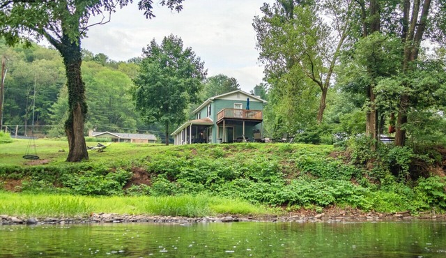 Newly Renovated! Outdoor oasis with kayaks.