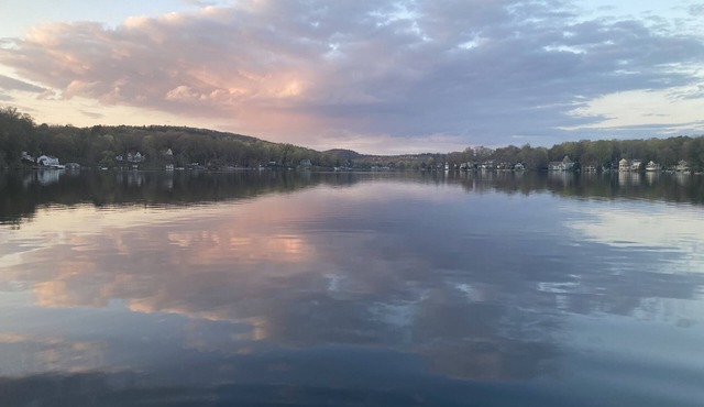 Newly renovated year-round LAKEFRONT rental on Highland Lake! Sleeps 8-9!