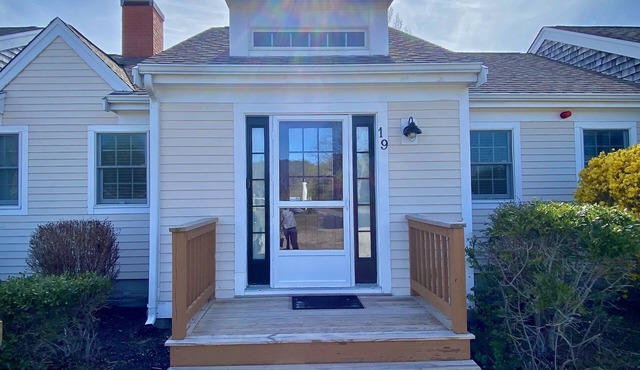Newly updated cozy condo, conveniently located near stunning beaches