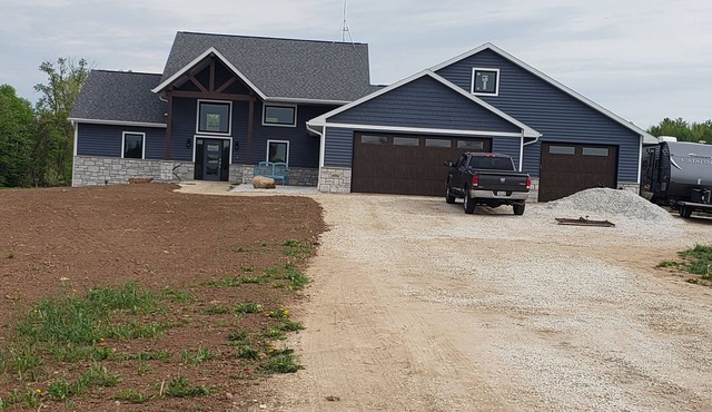 NFL Draft House - 10 min from shuttle @ UWGB 5-bedroom/3 bath/10 acre