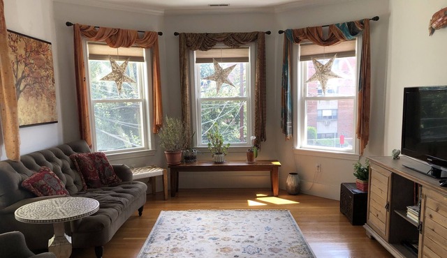 Nice bedroom in a Cool Apartment!