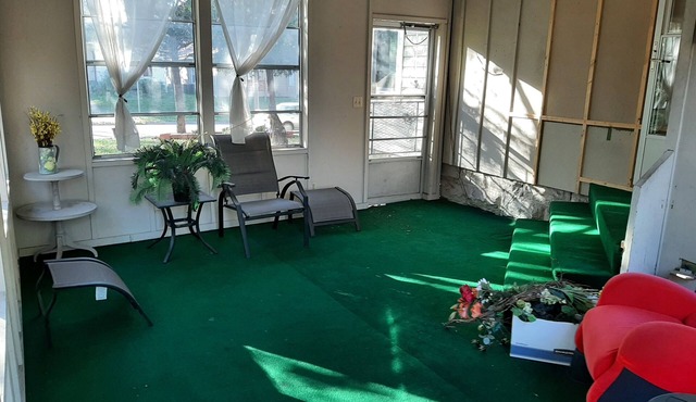 Nice quiet and safe place to stay you will enjoy, nice enclosed porch