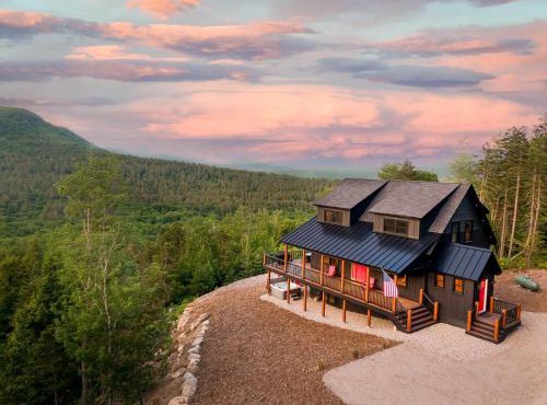 Ninth Peak | Golf and Spa Retreat with Trails, Hot Tub & Sauna