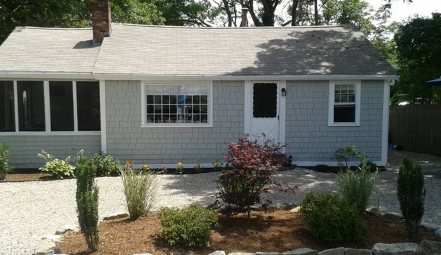 No place like Poppy, cozy 3 BR, 1bath outdoor shower 3 min walk to private beach