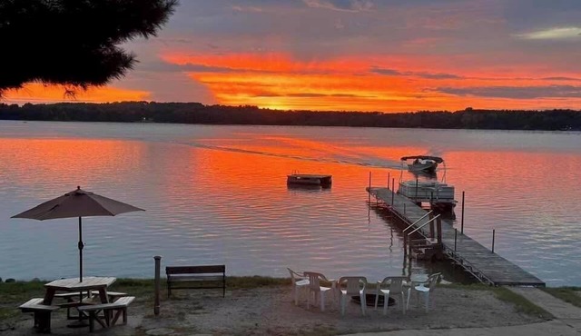 No steps to the lake/sandy beach/hot tub/fireplace/amazing sunsets