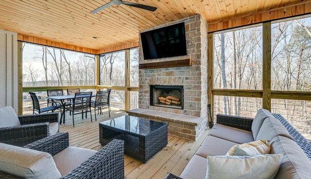 Nolin Lake Views: Spacious Home in Clarkson!