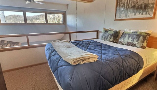 North Shore ski-in/ski-out loft pool + hot tub