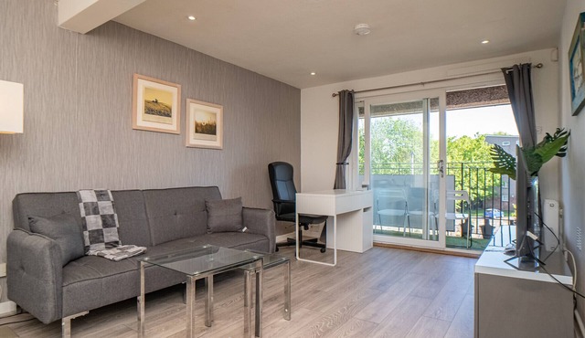 Northfield 1 Bedroom Apartment with Sofa Bed - Edinburgh
