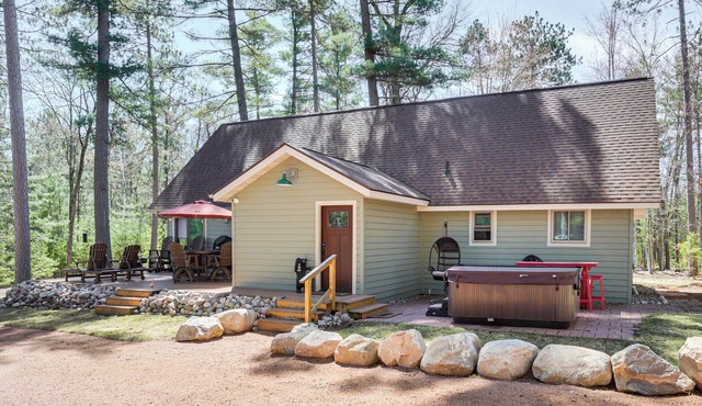 'Northwood Tours Escape': Hot Tub & Lake Access!