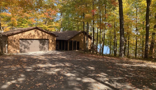 NORTHWOODS LAKEFRONT VACATION HOME, on beautiful Round Lake!