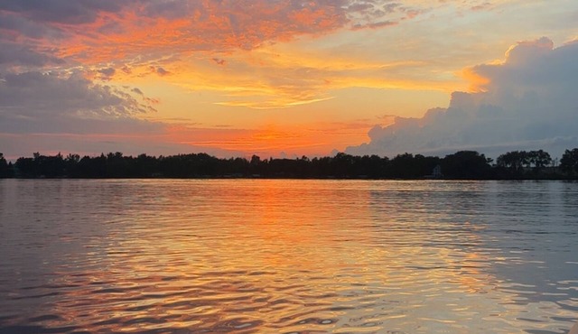 Now booking summer! Lakeside retreat on Clear Lake