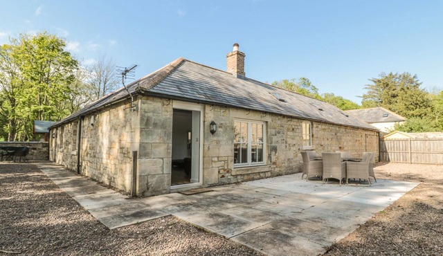 NURSERY COTTAGE, pet friendly, with a garden in Amble