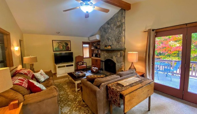 O1 Slopeside Bretton Woods cottage with AC large patio and private yard Walk to slopes