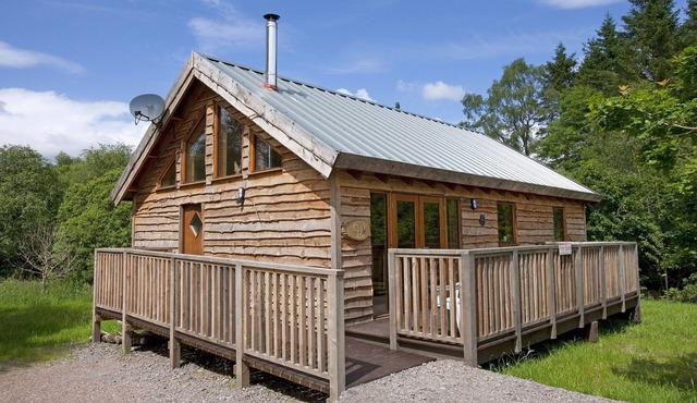OAK is a charming, well equipped log cabin with hot tub and wood burning stove