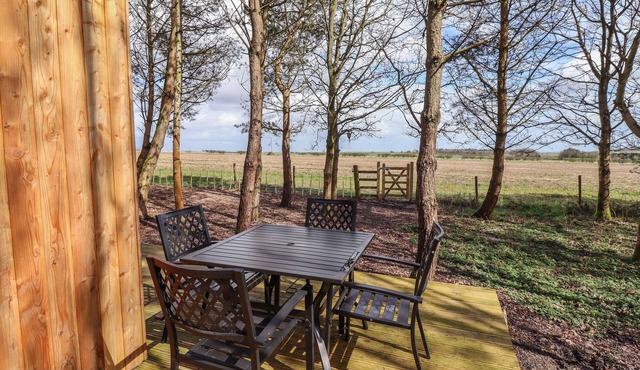 OAK LODGE, pet friendly, character holiday cottage in Morpeth