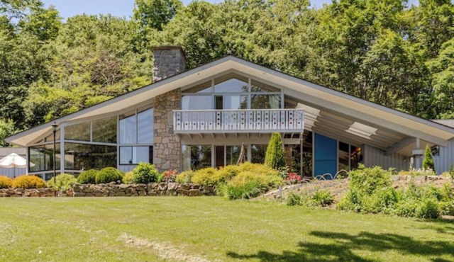 Oak Manor, a luxurious unmatched property including a studio Apt. on 6,6 acres.