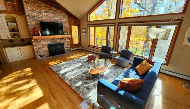 Oak Savanna Retreat | 5 bedrm, 7 mi to Mayo Clinic